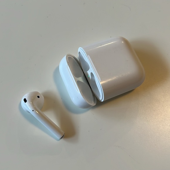 Genuine Apple AirPods 1st Gen RIGHT / CHARGING CASE ONLY - Picture 2 of 5